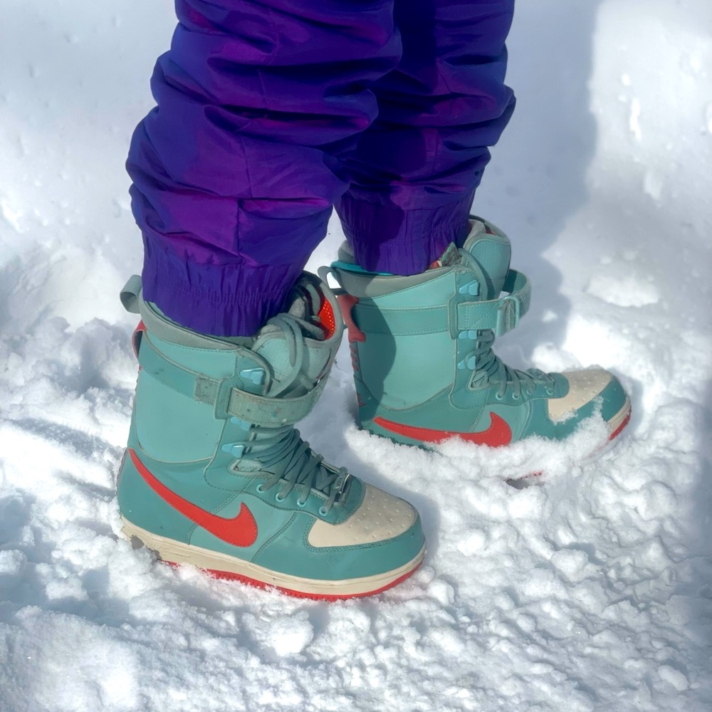 Stylish and comfortable vintage Nike snowboarding boots. Size 8 for woman/25cms